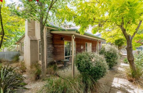 Lowburn House | Green Oasis - Cromwell Holiday Home