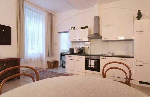 Mariahilf Apartment | Green Palm