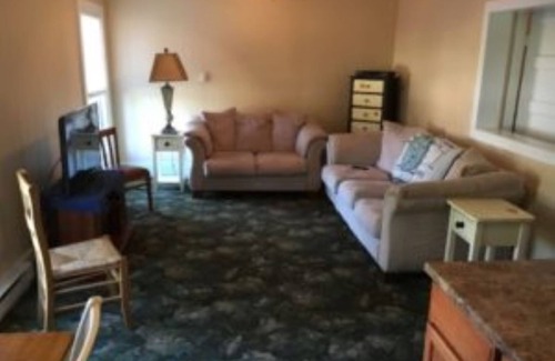 Central Lake Hotel | Green Room #6
