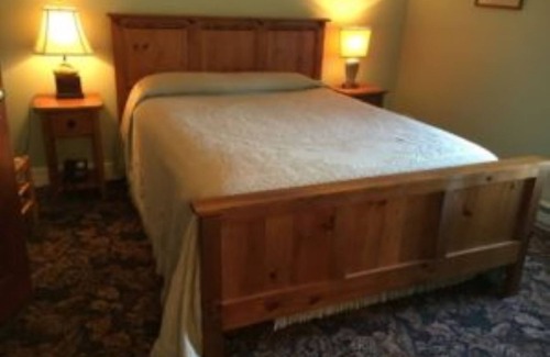 Central Lake Hotel | Green Room #6
