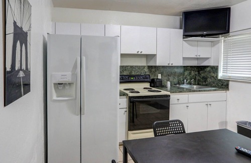 Hollywood Lakes Hotel | Green Seas Motel