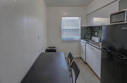 Hollywood Lakes Hotel | Green Seas Motel