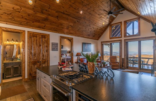 Banner Elk House | Green Valley I in Eagles Nest - Pet Friendly, Stunning long-range views, outdoor kitchen
