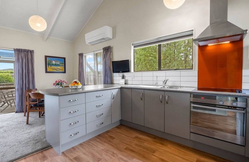 Richmond Heights House | Greenhaven with lake views and wifi