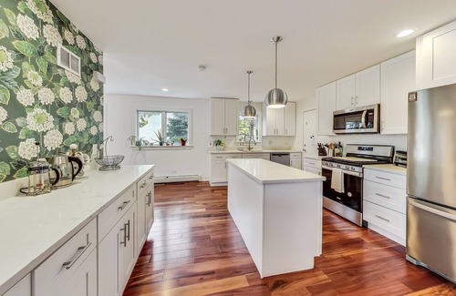 Evanston Condo | Greenhouse Inn, Evanston Northwestern Loyola Chicago. Kid Friendly w/parking