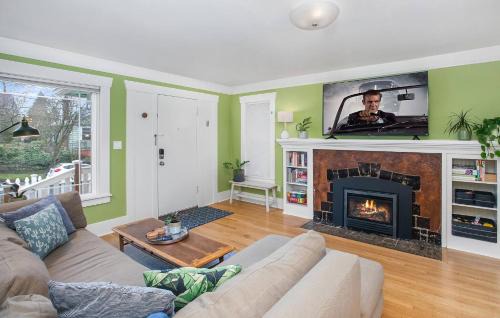 Wallingford House | Greenlake Craftsman - Hot Tub, AC, Dog Friendly
