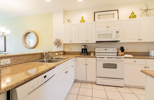 Naples Condo | Greenlinks/Lely Condo-2nd floor 200 bldg. with lake view, den w/TV/sleeper sofa & office/work space