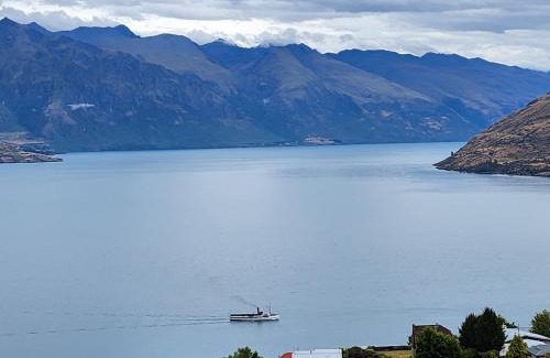 Fernhill House | Greenstone Panorama - Family Bach - Stunning Views