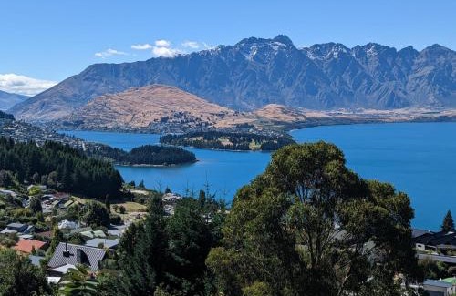 Fernhill House | Greenstone Panorama - Family Bach - Stunning Views