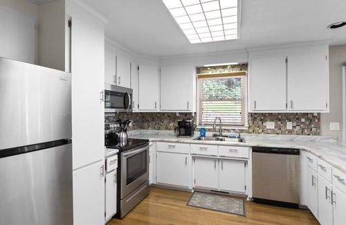 Greenville - Spartanburg House | Greenville Monthly: Garage, King Beds, Creek