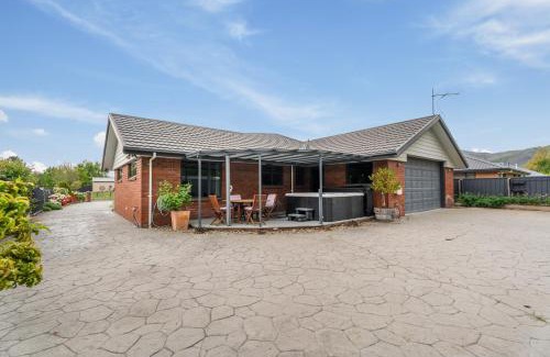 Lowburn House | Greenways Escape - Cromwell Holiday Home