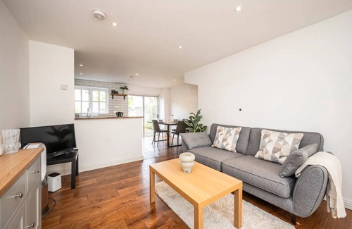 Eltham West House | Greenwich House 10 mins to O2 - Free Parking | Pass the Keys