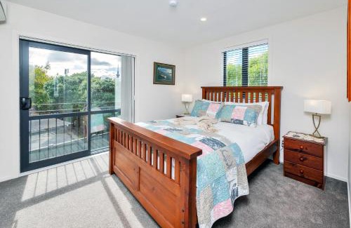 Newton House | Greenwich Townhouse with Parking and Air-Con