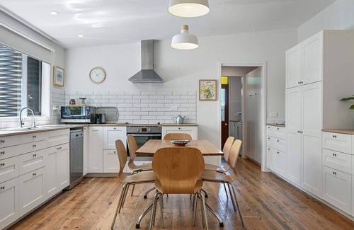 Bathurst House | Greenwood Cottage - Close to CBD, Leafy Backyard
