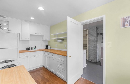Phinney Ridge Apartment | Greenwood's Lavender Haze - WalkScore 81