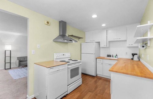 Phinney Ridge Apartment | Greenwood's Lavender Haze - WalkScore 81