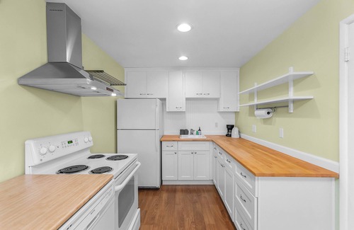 Phinney Ridge Apartment | Greenwood's Lavender Haze - WalkScore 81
