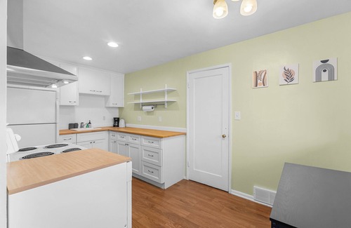 Phinney Ridge Apartment | Greenwood's Lavender Haze - WalkScore 81