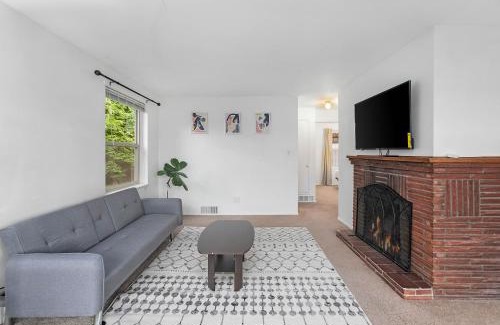 Phinney Ridge House | Greenwood's Lavender Haze - Walk Score 81