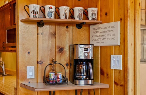 Greer Cabin | Greer Glen Lodge - 13 beds, Walk to Lil' Colorado River & Dining