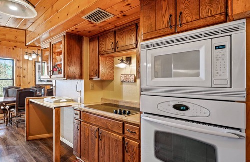 Greer Cabin | Greer Glen Lodge - 13 beds, Walk to Lil' Colorado River & Dining