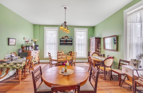 Glasgow Apartment | Greer Room 1 Bedroom by Main Street Bed & Breakfast