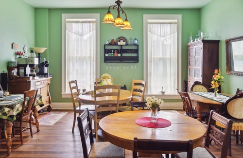 Glasgow Apartment | Greer Room 1 Bedroom by Main Street Bed & Breakfast