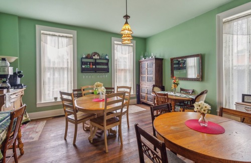 Glasgow Apartment | Greer Room 1 Bedroom by Main Street Bed & Breakfast