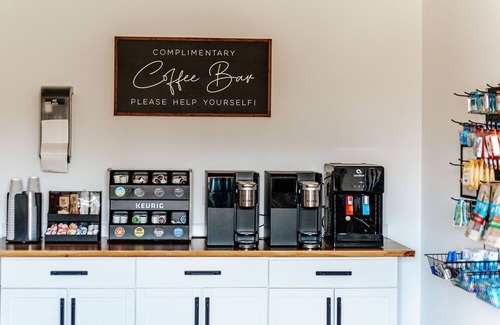 Waynesboro Apartment | Grey Pine Lodge | King Deluxe | BEST Location & Amenities!