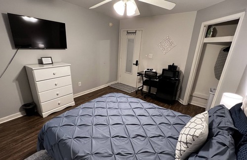 Gulf Breeze Bed & Breakfast | Grey Sunset Room - READ DESCRIPTION, Free Coffee, Pets Welcome