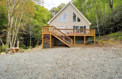 Elk Park Cottage | 'greystone' Creekside Cabin: Hike, Fish & Explore!
