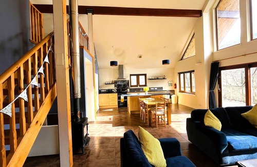 Fort William Cabin | Grianain - Riverside Lodge with Mountain Views