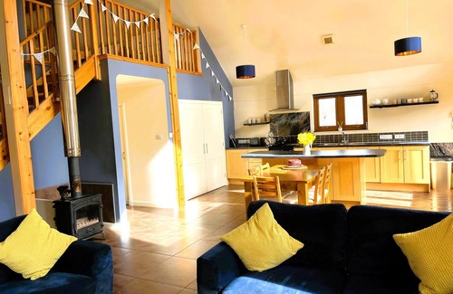 Fort William Cabin | Grianain - Riverside Lodge with Mountain Views