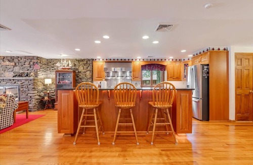 White Mills House | Griffin Lakefront Cottage on Lake Wallenpaupack with Private Dock - sleeps 10