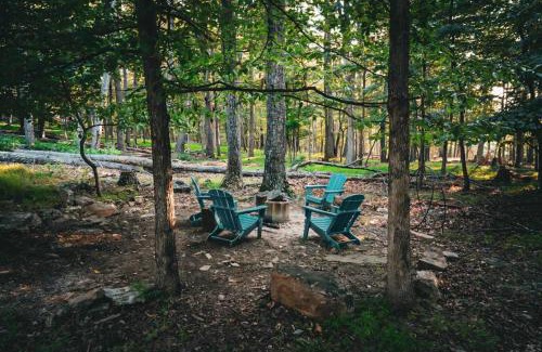 Berkeley Springs House | Grill Fire Pit WiFi Deck Hammock Games & Dogs