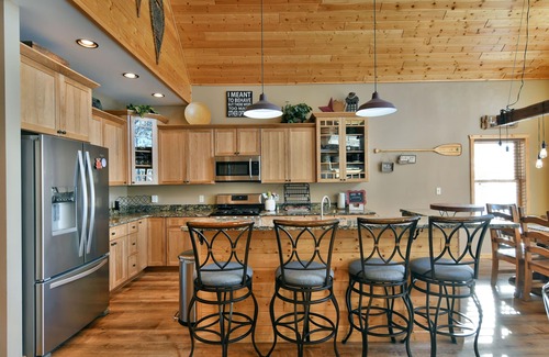 Hayward Ski Chalet | Grindstone Getaway-Beautiful chalet on the shores of Grindstone Lake.