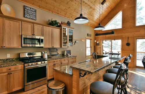 Hayward Ski Chalet | Grindstone Getaway-Beautiful chalet on the shores of Grindstone Lake.