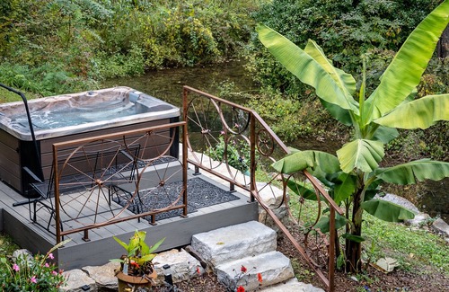 Quicksburg House | Grist Mill Cabin Creek Waterwheel Hot Tub