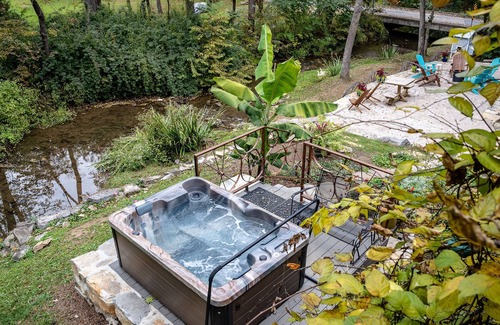 Quicksburg House | Grist Mill Cabin Creek Waterwheel Hot Tub