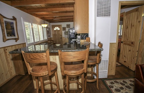 Moonridge House | Grizzly Bear - Cozy 1 Bedroom, Couples, Hot Tub, Fenced Yard
