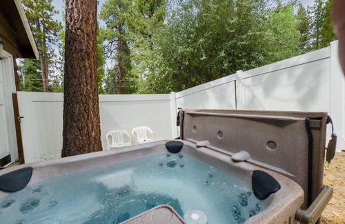 Moonridge House | Grizzly Bear - Cozy 1 Bedroom, Couples, Hot Tub, Fenced Yard