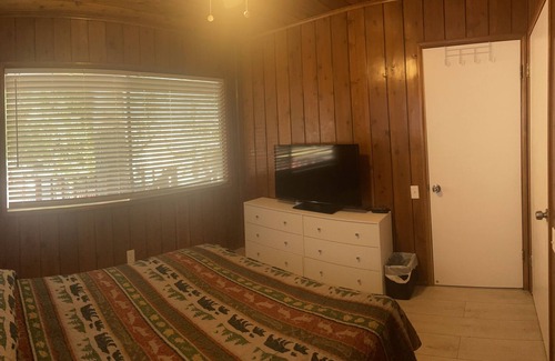 Wrightwood Cabin | Grizzly Cabin! 1 Min Walk to Grizzly Cafe Downtown