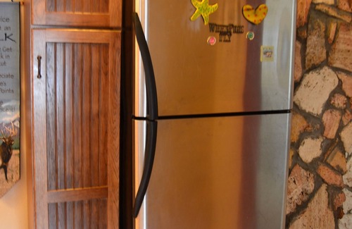 Gardiner House | Grizzly Den - Above the River! Yellowstone mountain views and Air Conditioning!