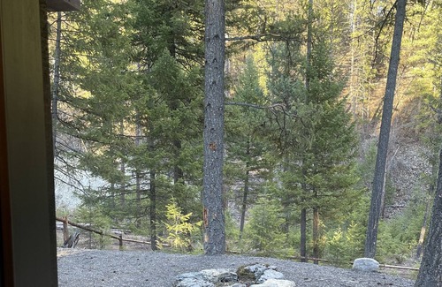 Whitefish Cabin | Grizzly Ridge Retreat cabin #1 4Bd PET FRIENDLY sleeps 9… 8 minutes to Whitefish