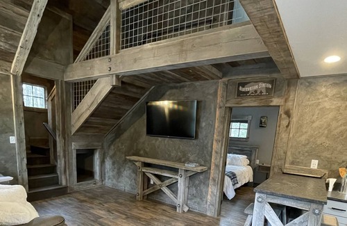 Whitefish Cabin | Grizzly Ridge Retreat cabin #1 4Bd PET FRIENDLY sleeps 9… 8 minutes to Whitefish