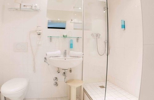 Seeboden House | Großes Doppelzimmer Waldseite - Hotel Bellevue