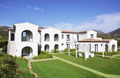 Olbia Apartment | Groen House: Two-Bedroom Apartment with Balcony and Garden View