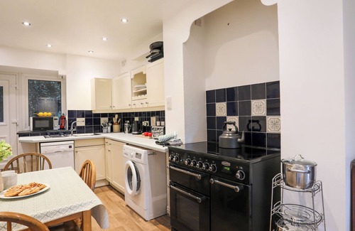 Talsarnau Cottage | GROES NEWYDD, pet friendly, with open fire in Llandecwyn
