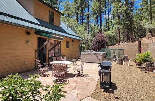 Groom Creek Cabin | Groom Creek 3-bedroom cabin with hot tub