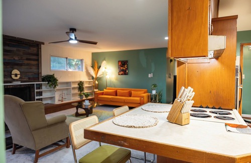 Lakeland House | Groovy 70's Lake Front Reetreet in the heart of the City